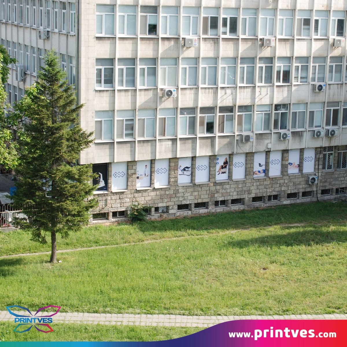 Прозорци на административна сграда с печатни графики