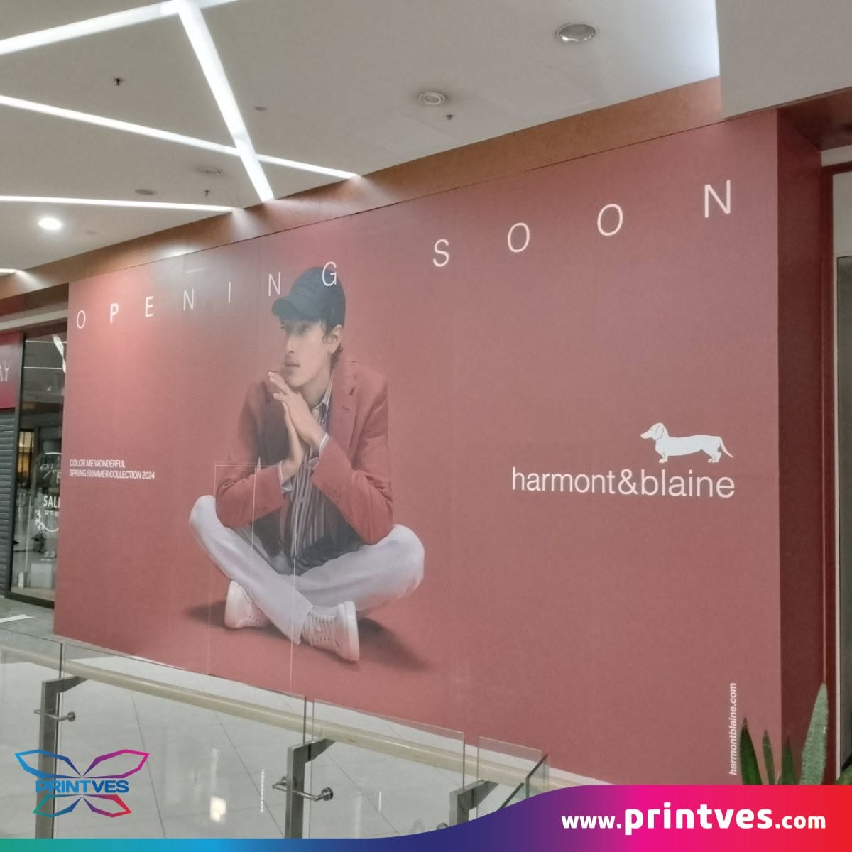 Стенна графика Opening soon с модел за магазин harmont&blaine