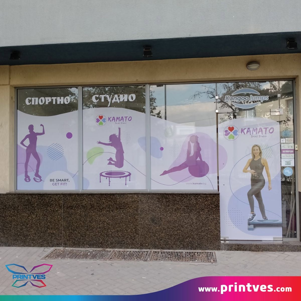 Витрини на спортно студио с фолио и силуети на трениращи жени