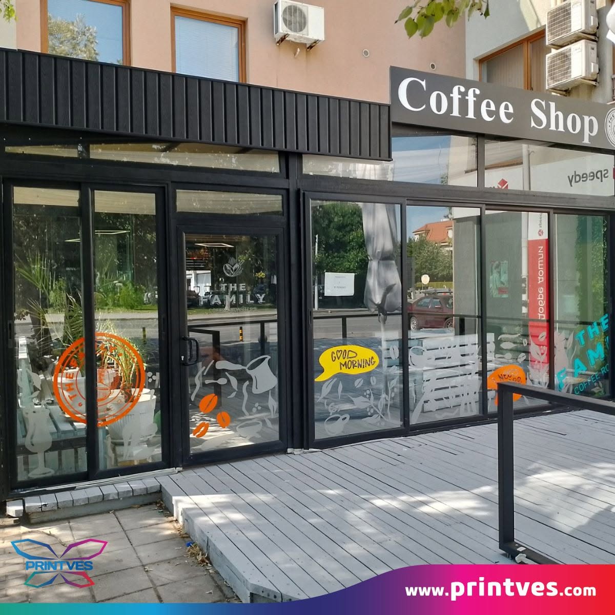 Фасада на Coffee Shop с витринни стикери и табела