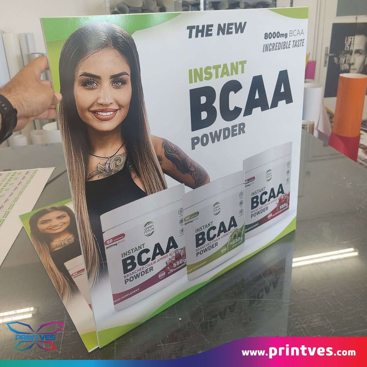 Рекламна стойка за хранителна добавка BCAA със снимка на жена