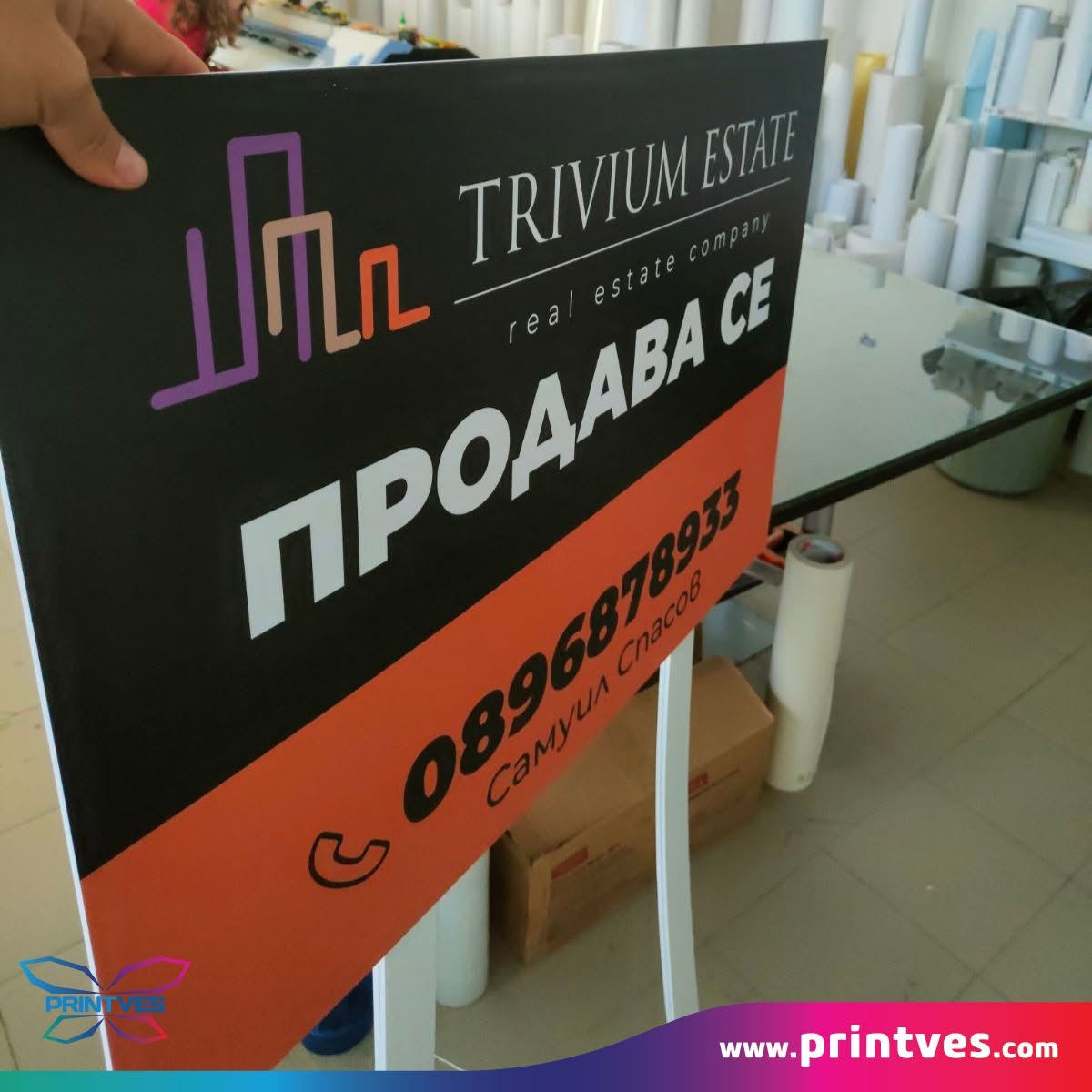 Табела Продава се на агенция за недвижими имоти с телефон