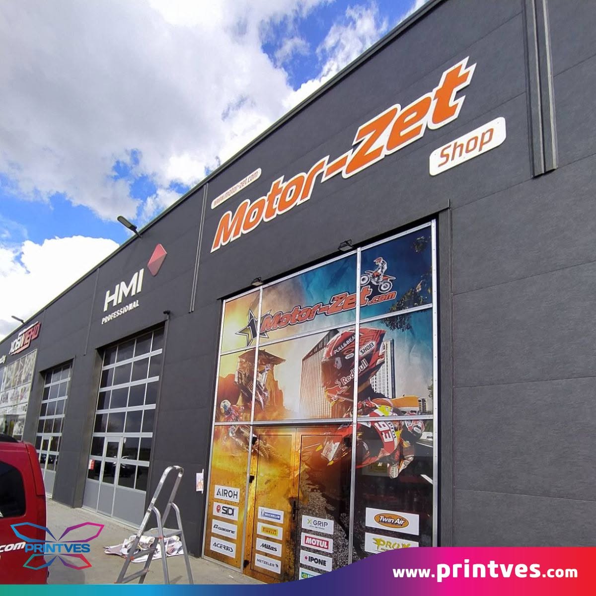 Фасада на Motor-Zet Shop с табела и големи витринни графики