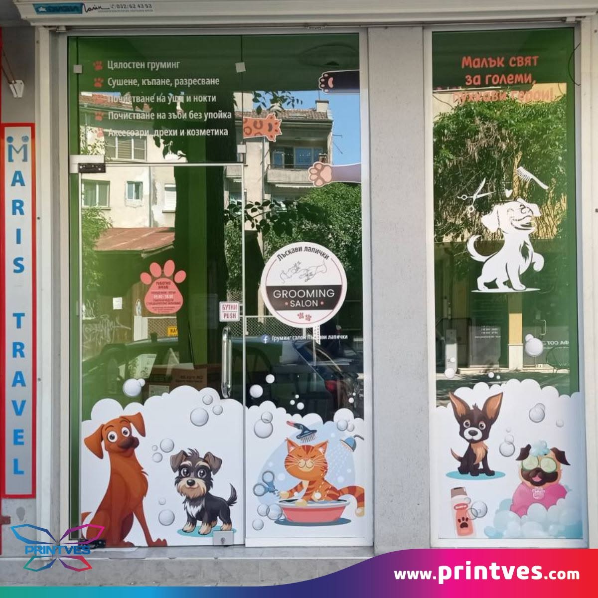 Витрина на салон за домашни любимци с анимационни кучета и котки