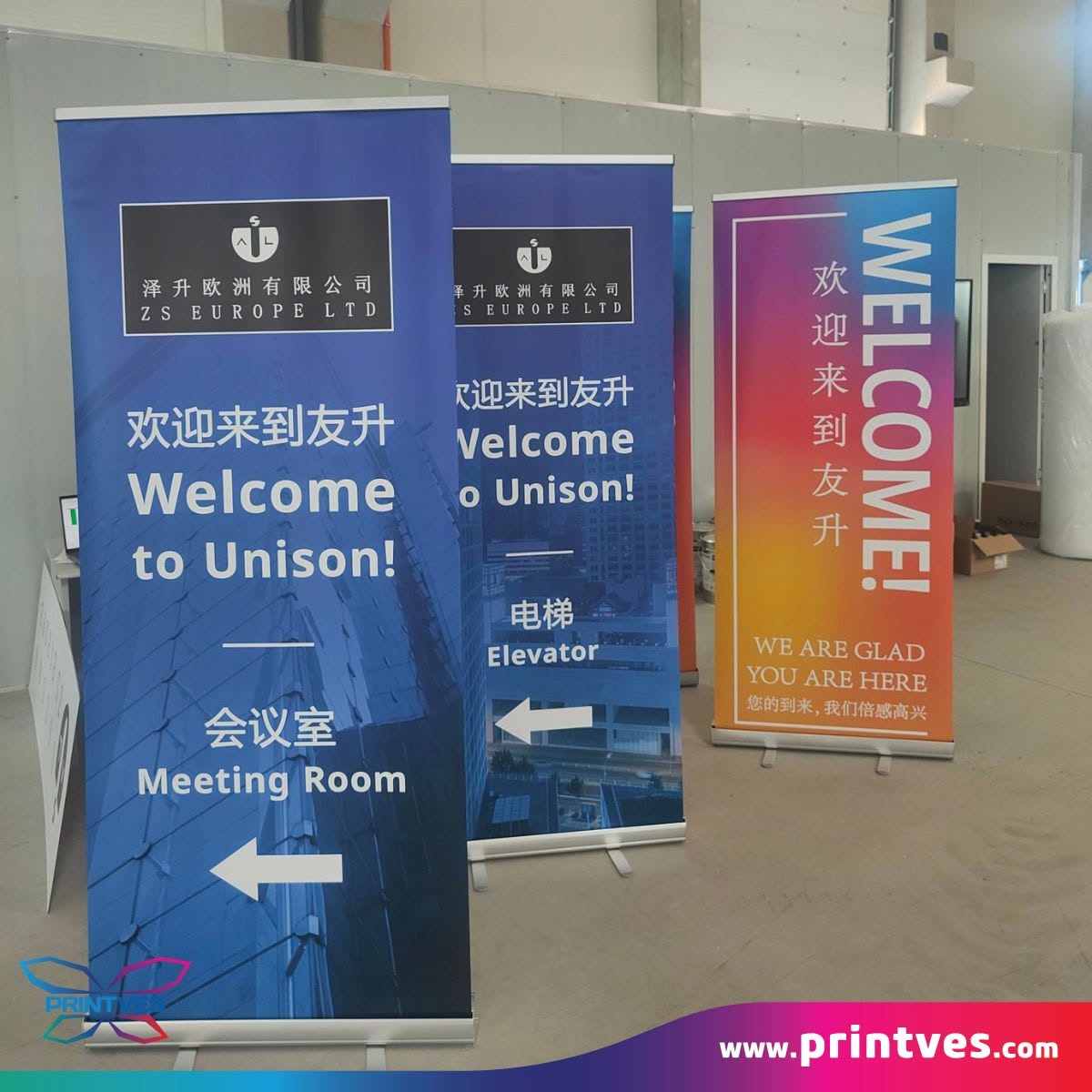 Ролбанери с надпис Welcome to Unison на английски и китайски