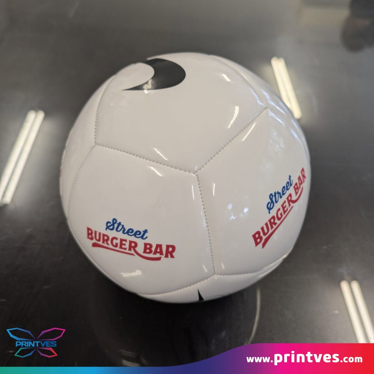 Бяла футболна топка с печатно лого на Street Burger Bar
