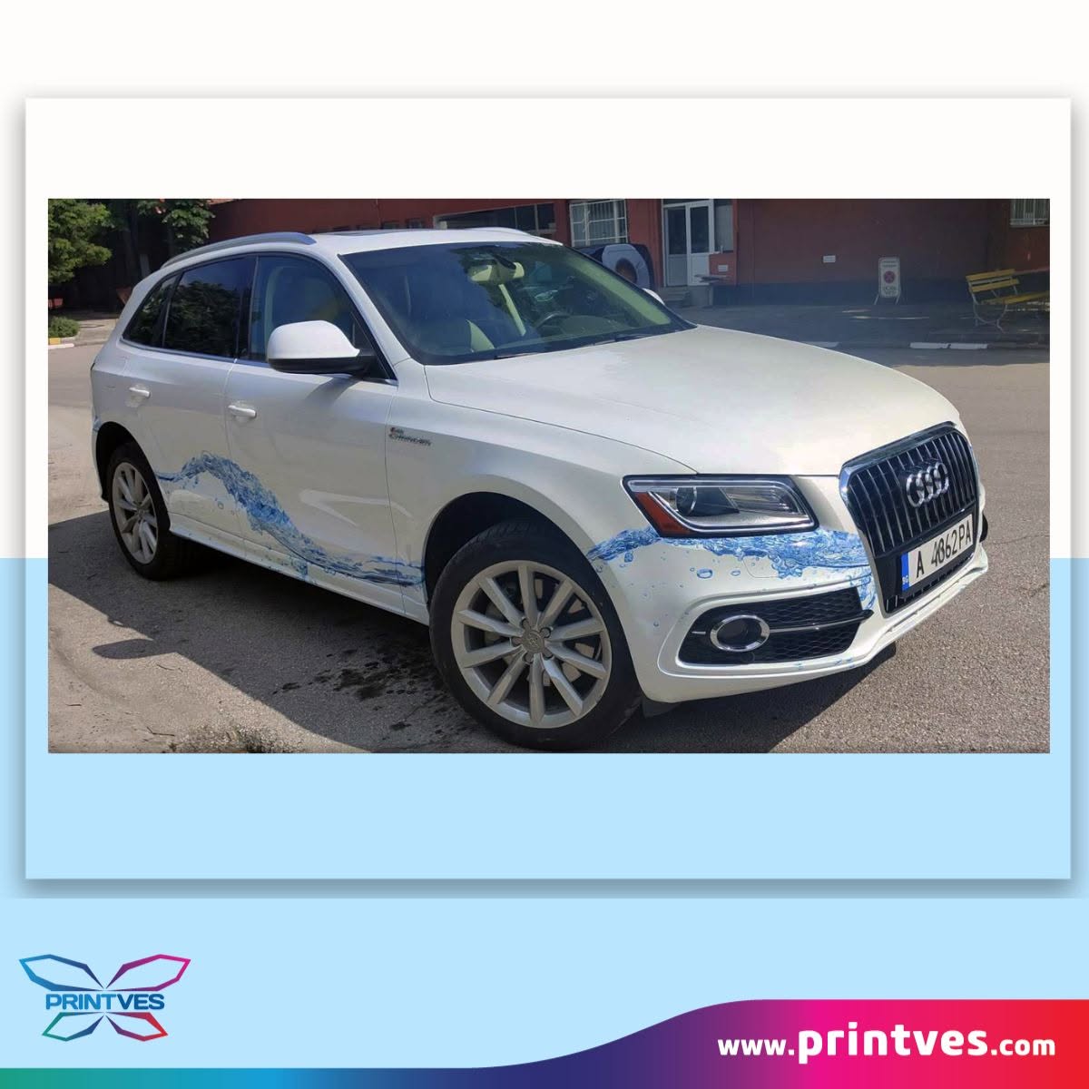 Бял джип Audi със сини декоративни ивици по страната