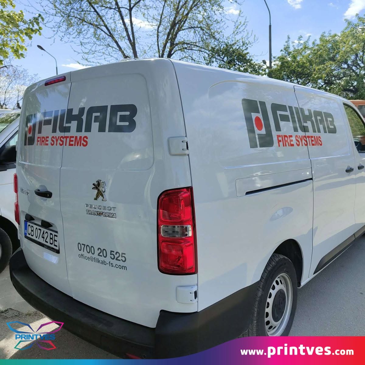 Задна част на бял бус с лого FIKAB Fire Systems и телефон