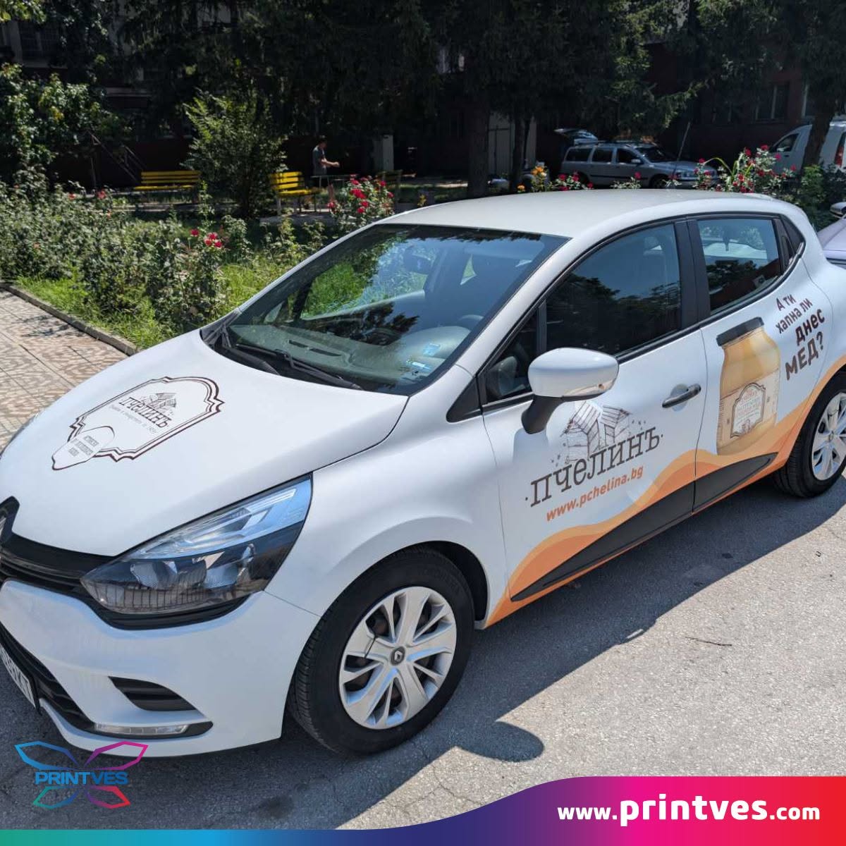 Бял хечбек с оранжеви графики и лого по страните и вратите