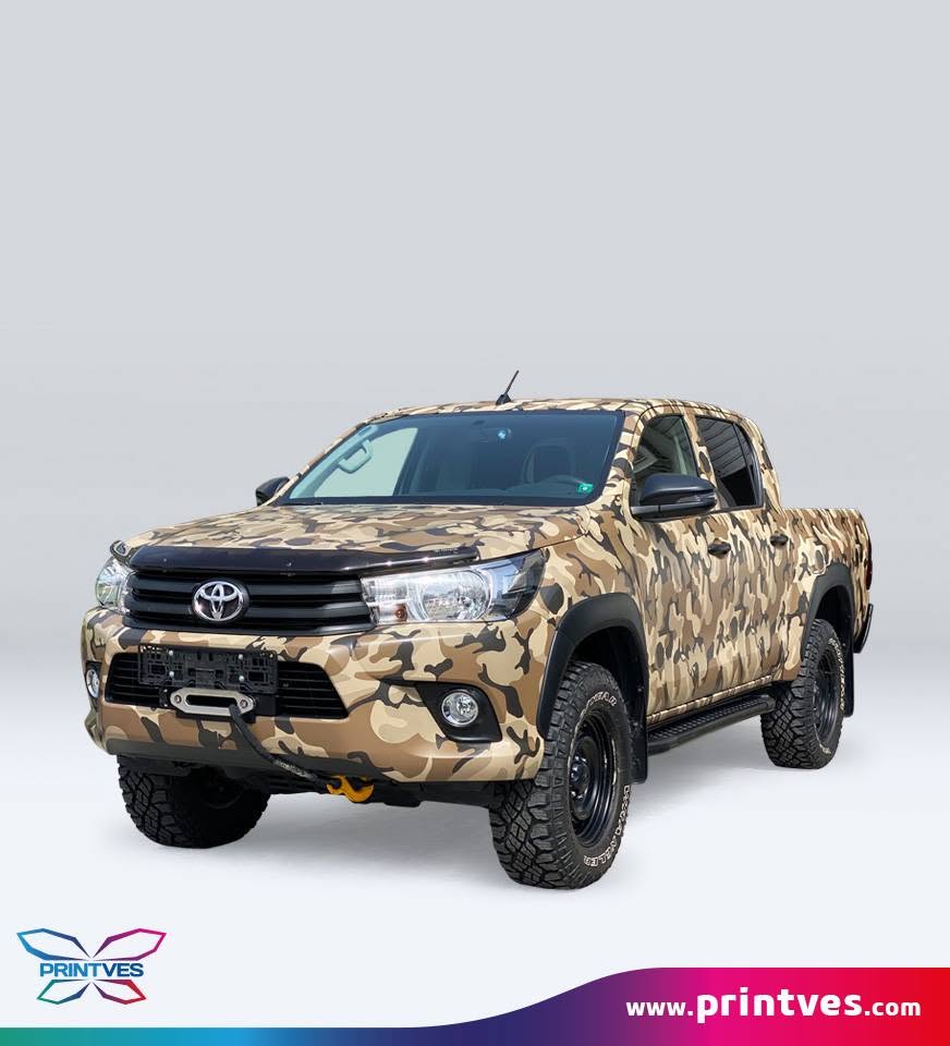 Пикап Toyota Hilux с пълно камуфлажно фолио в пясъчни тонове