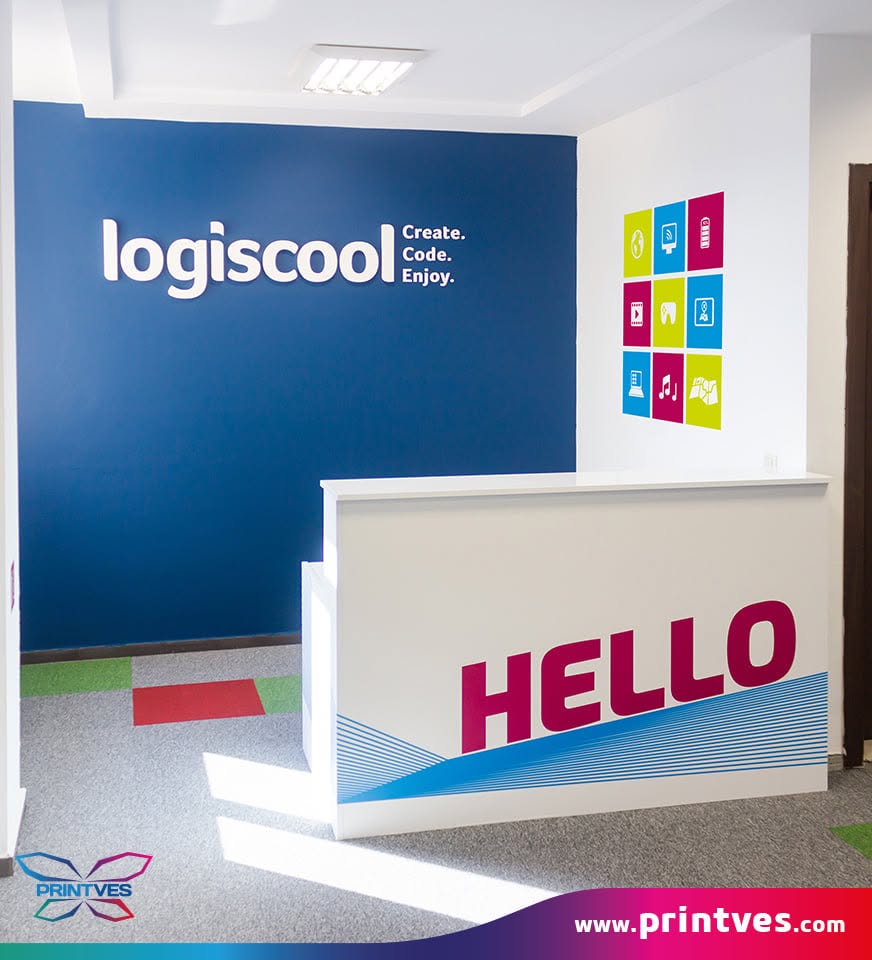 Рецепция на Logiscool с обемно лого на стената и надпис HELLO