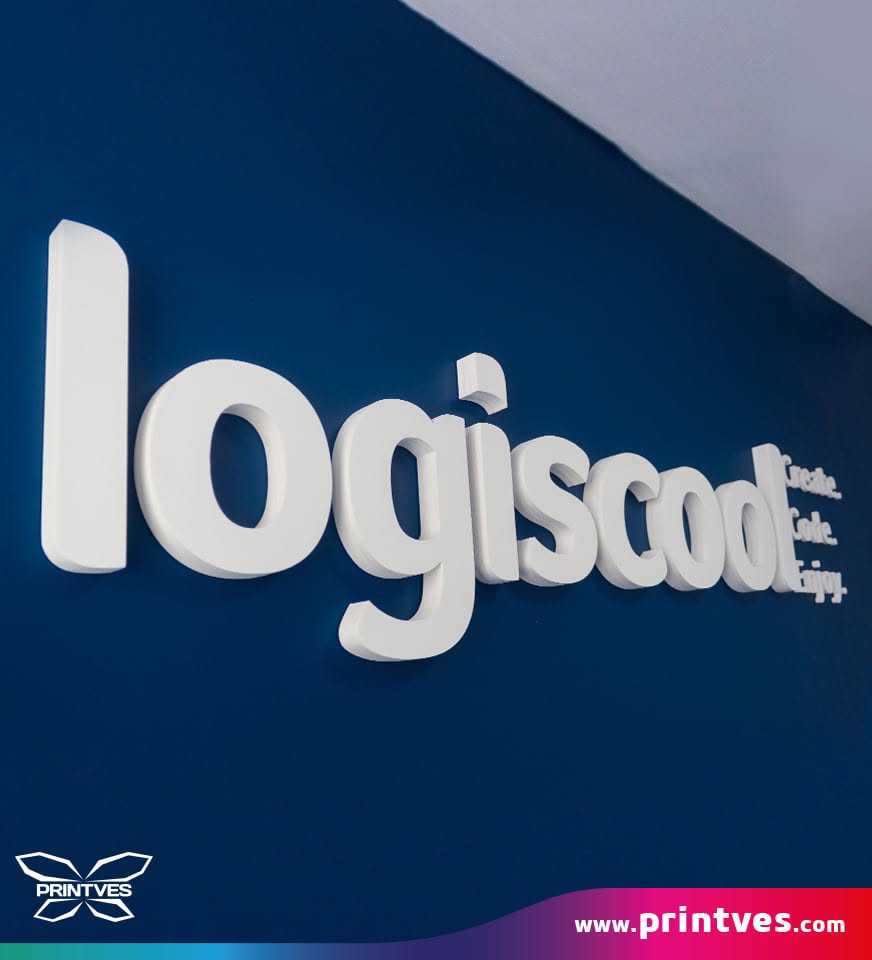 Обемно бяло лого Logiscool върху синя стена, отблизо под ъгъл