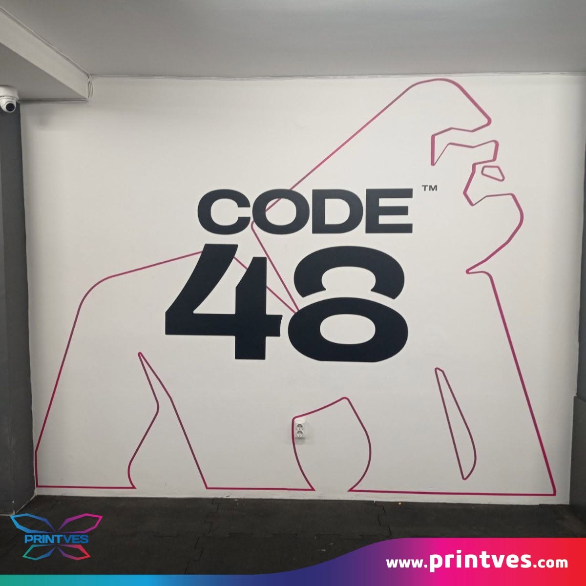 Стенна графика CODE 48 с червен контур на горила върху бяла стена