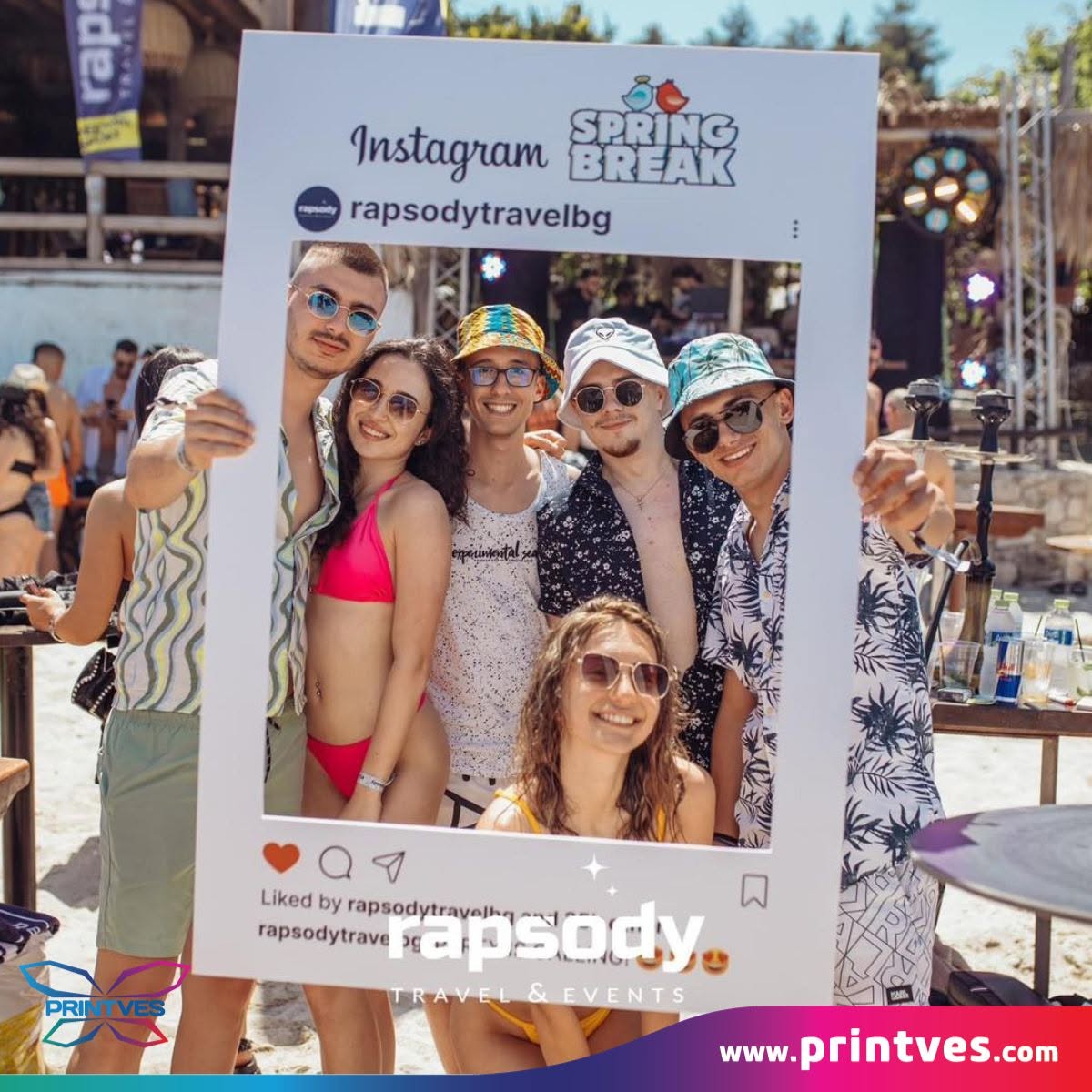 Група хора позират с Instagram фоторамка Rapsody Spring Break