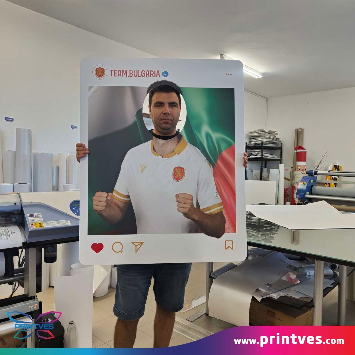 Мъж позира с фоторамка в стил Instagram и българския флаг