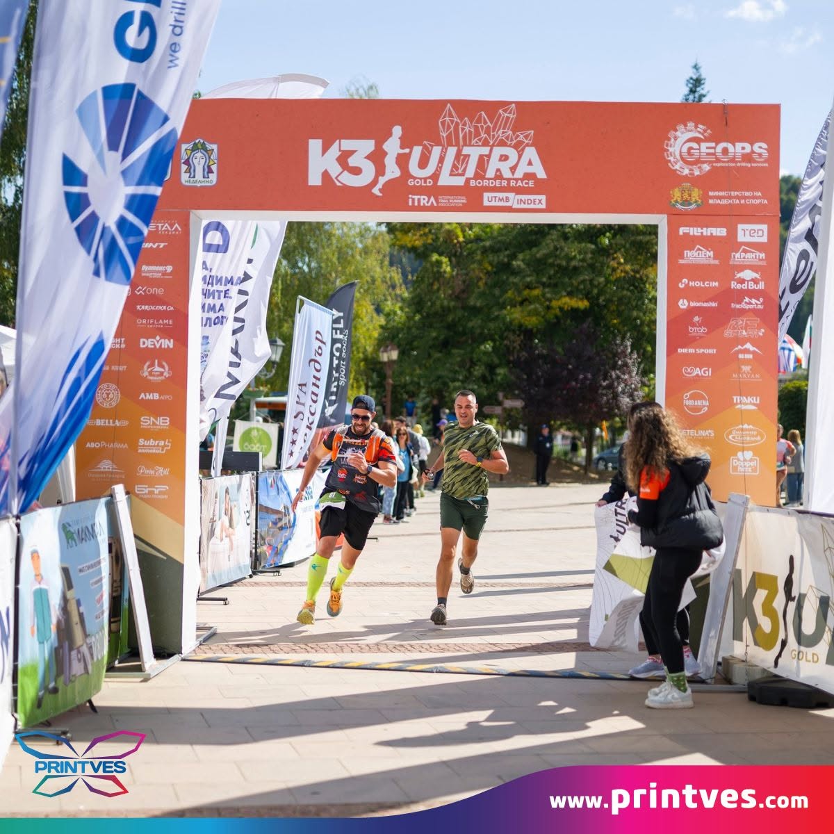 Бегачи минават през брандирана финална арка K3 Ultra